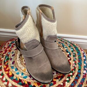 Kelsi Dagger Gray Suede Leather Shearling Ankle Boots